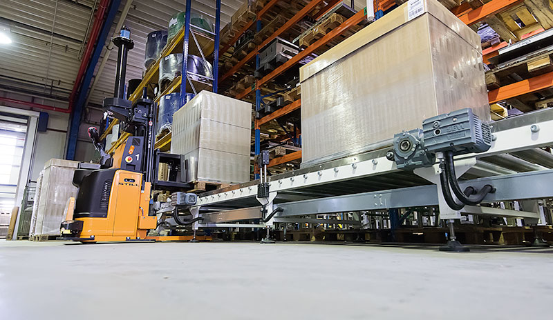 A pallet&rsquo;s journey: they are brought to the stretch machine by manual lift truck and automatically to the high rack (photo)