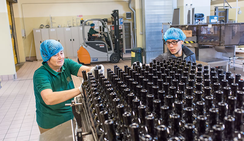 STILL trucks carry bottles to the bottling plants and warehouse (photo)