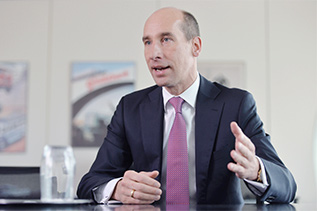 Thomas Toepfer, Mitglied des Vorstands (CFO) der KION Group AG (Portr&auml;t)