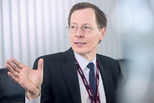 Dr. Eike B&ouml;hm, Technologie-Vorstand (Portr&auml;t)